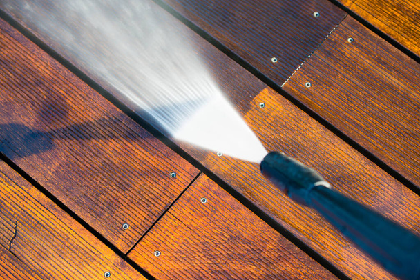 nettoyage terrasse avec lave-linge électrique - nettoyeur haute pression sur terrasse en bois - Photo, image