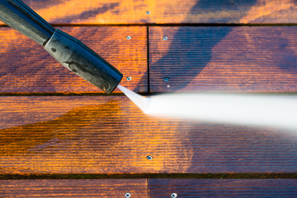 terrazza di pulizia con una lavatrice elettrica - alta pressione dell'acqua sulla superficie della terrazza in legno - concentrarsi sulla punta dell'ugello spray
 - Foto, immagini