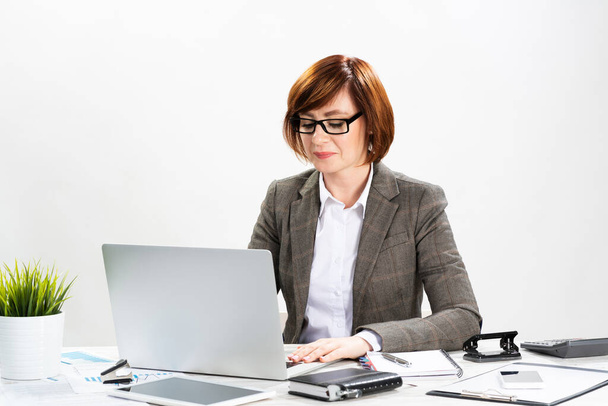 Attractive middle aged businesswoman working - Photo, Image