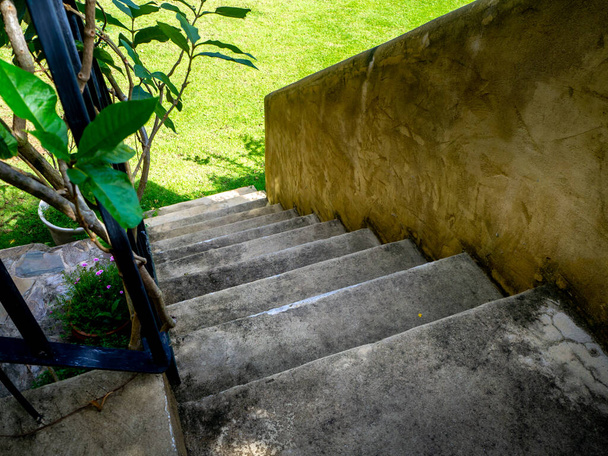 Casa frontyard cultivado folheado pedra trabalho tapume e haste escadas de ferro - Foto, Imagem