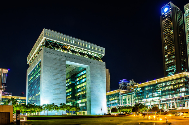 DUBAI-DICEMBRE 07: The Gate - edificio principale del Dubai International Financial center, il centro finanziario internazionale in più rapida crescita in Medio Oriente. 07 dicembre 2013, Dubai, Emirati Arabi Uniti
. - Foto, immagini