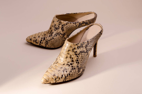 Жіночі черевики з високими підборами для щиколотки зроблені з Python Leather. Розкішна змія на шкіряному взутті реклама.. - Фото, зображення