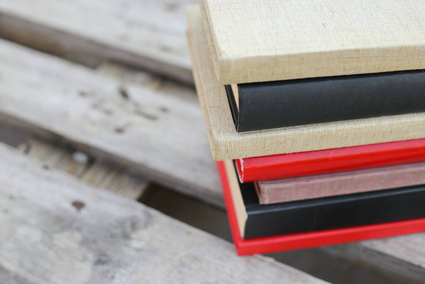 Βιβλία σε ξύλινο κουτί, βιβλία σε βιομηχανικό περιβάλλον - Φωτογραφία, εικόνα