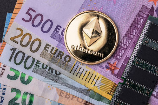 Une monnaie Ethereum proche des micro-schémas, le tout placé par plusieurs billets en euros. Vue du dessus. - Photo, image