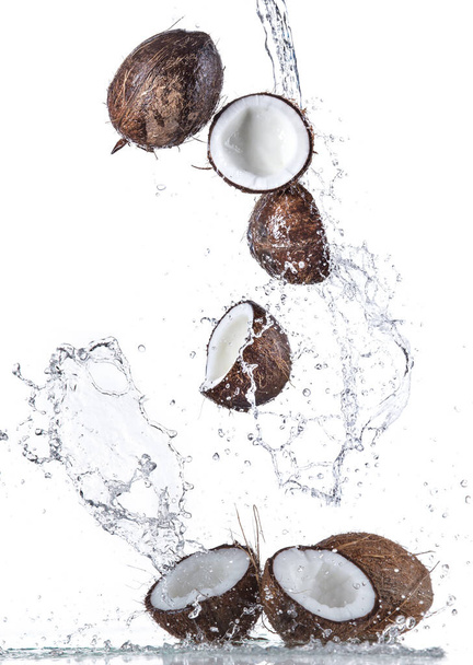 Friss gyümölcs, kókuszos keverék fehér alapon Frisches Obst, Kokosmischung auf weiem Hintergrund. - Fotó, kép
