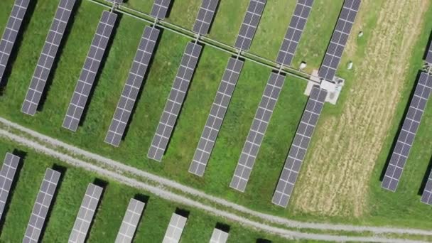 太陽光発電所の空中ビュー。太陽光発電所の空中トップビュー。クリーンエネルギー、グリーンエネルギー、再生可能エネルギーの概念。代替エネルギーの概念。太陽電池パネル.  - 映像、動画