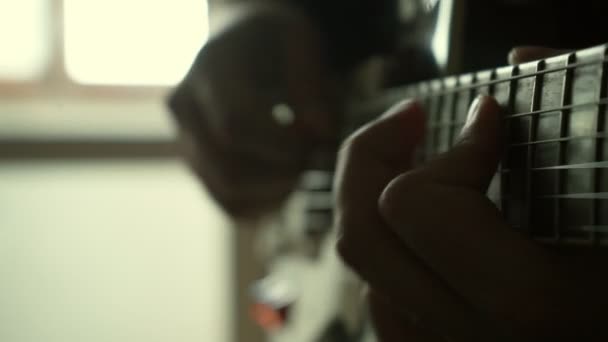 Mãos masculinas, um tipo toca guitarra
 - Filmagem, Vídeo