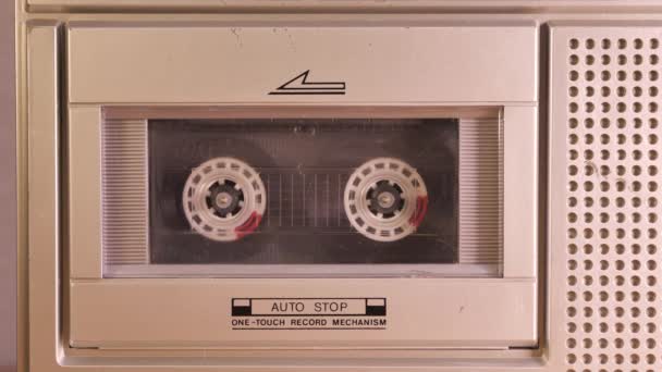 close-up πλάνα του vintage Κασέτα ταινία στον παίκτη - Πλάνα, βίντεο