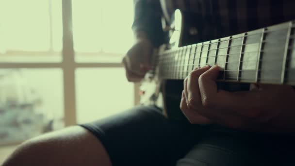 Férfi kéz, egy srác gitározik. - Felvétel, videó