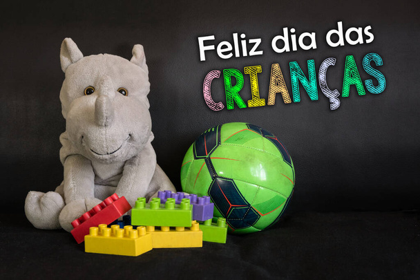 Brinquedos para celebrar o Dia da Criança. Texto: Feliz Dia das Crianças
 - Foto, Imagem