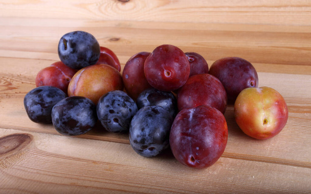 ripe fresh plums. close up view - Foto, Imagem