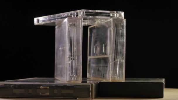 close-up beelden van vintage cassettebandjes in koffers - Video