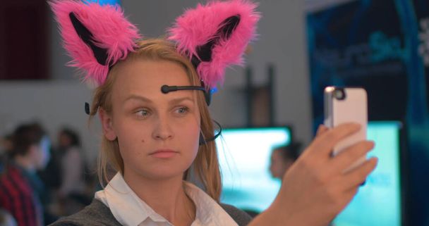 Femme aux oreilles neuro faisant du selfie - Photo, image
