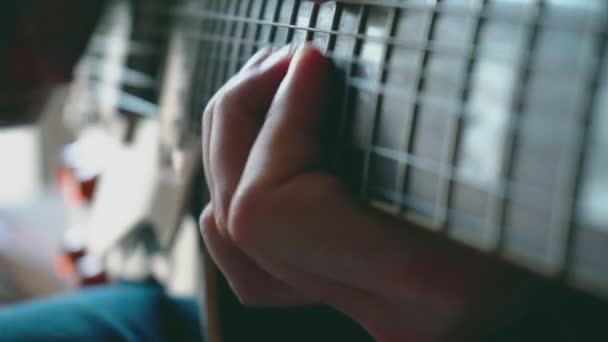 Mannen handen, een man speelt gitaar. - Video