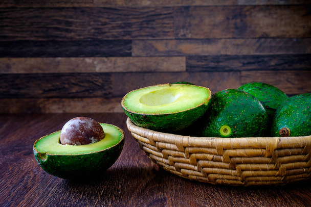 Avocado-fruit in een mand - Foto, afbeelding