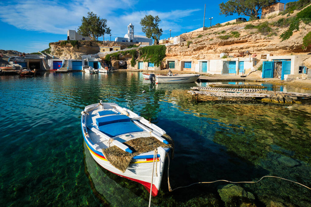 ギリシャのミロス島マンドラキアの漁村の港で漁船 - 写真・画像