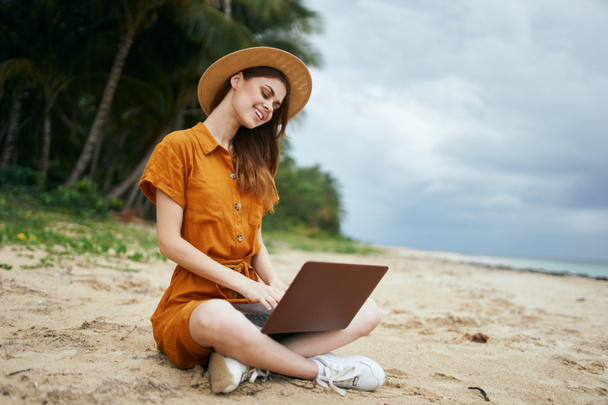 Ordinateur portable femme pigiste sable île riant sundress  - Photo, image