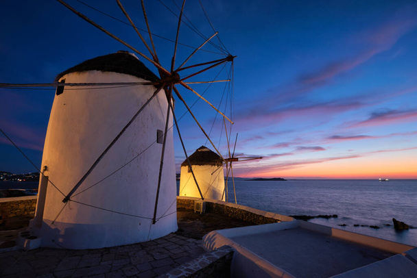 Moulins à vent traditionnels grecs sur l'île de Mykonos au lever du soleil, Cyclades, Grèce - Photo, image