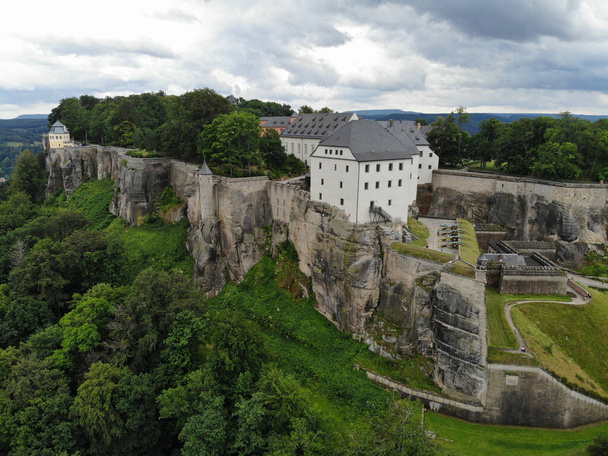 ドイツのザクセン・スイスにあるドレスデン近郊の丘の上にある要塞「ザクセン・バスティーユ」は、ヨーロッパ最大の丘の上にある要塞の一つです。 - 写真・画像