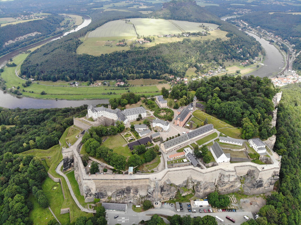Vista aérea de la fortaleza de Knigstein la "Bastilla sajona", una fortaleza en la cima de una colina cerca de Dresde, en la Suiza sajona, Alemania, Es una de las fortificaciones más grandes de la cima de una colina en Europ
 - Foto, Imagen