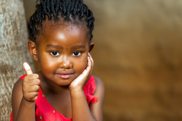 χαριτωμένο κορίτσι Αφρικής που εμφανίζονται αντίχειρες. - Φωτογραφία, εικόνα