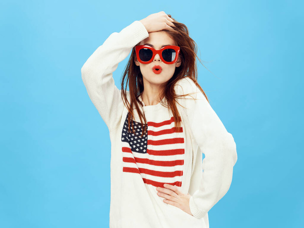 Pullover Frau amerikanische Flagge Modell rote Brille  - Foto, Bild