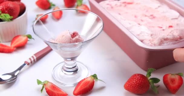 Σπιτικό παγωτό φράουλα. Σερβίρει υγιεινά νόστιμα γαλακτοκομικά παγωτό. Η Dolly πυροβόλησε 4k - Πλάνα, βίντεο