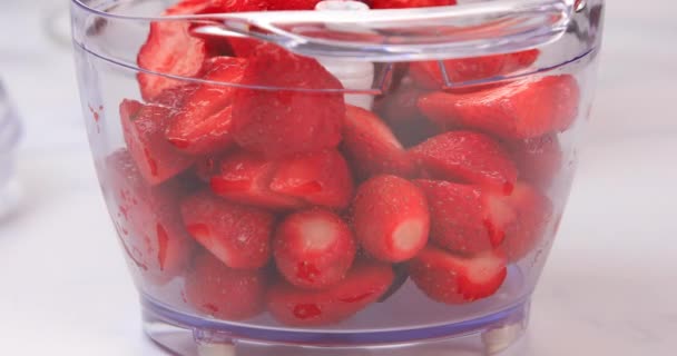 Φρέσκες φράουλες στον επεξεργαστή τροφίμων. Υγιεινή διατροφή και πόσιμο έννοια. 4ια - Πλάνα, βίντεο