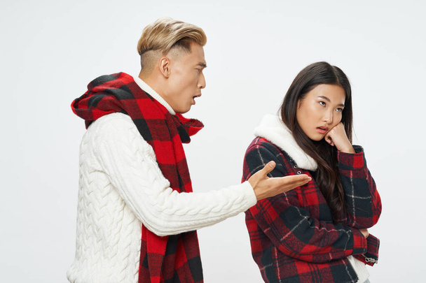 Un uomo di aspetto asiatico accanto a una donna, una giovane coppia - Foto, immagini