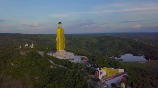 4k Aerial of the Tallest reclining buddha & standing Buddha images, Monywa, Myanmar (Birmânia
) - Filmagem, Vídeo