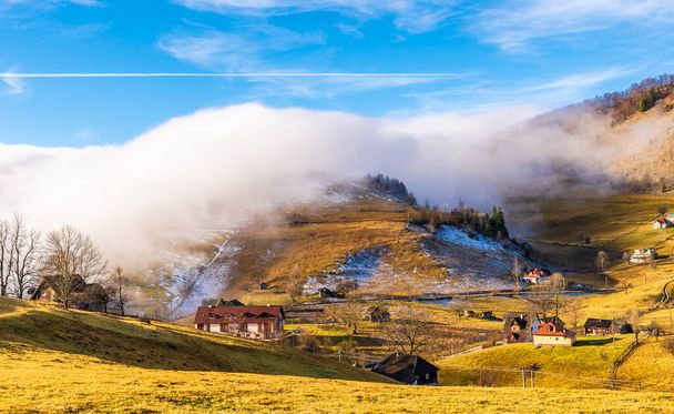 ルーマニア、トランシルヴァニアのランドマーク、シルネアFundata村の霧と農村風景 - 写真・画像