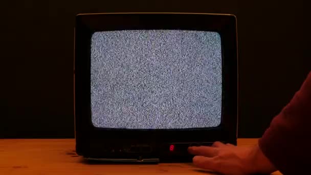 Vecchio televisore con rumore sullo schermo sul tavolo di legno - Filmati, video