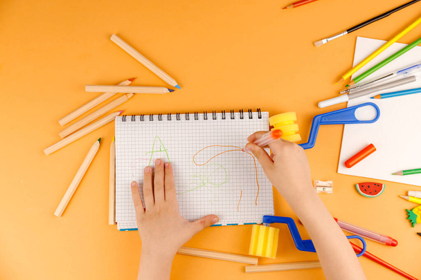 Klein kind hand tekening op het papier - Foto, afbeelding