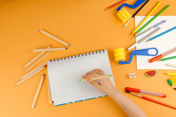 Little child hand drawing on the paper - Φωτογραφία, εικόνα