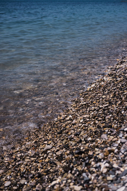 Egy hullám sodródik a sziklás parton. Fekete tenger partja, kavicsos strand. Tengerpart. - Fotó, kép