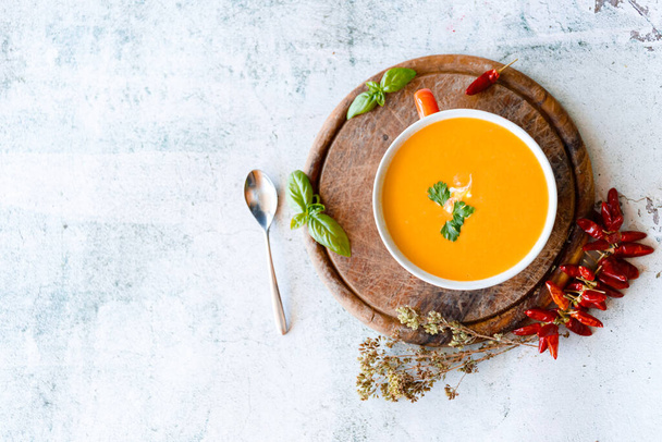Тыква, сладкий картофель и морковный суп с каплей йогурта
 - Фото, изображение