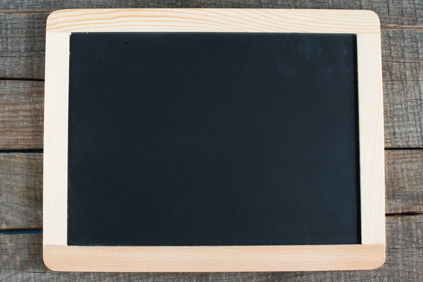 Pequeno quadro negro pendurado em madeira
 - Foto, Imagem