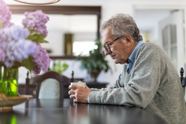 Elderly man looking sad at home - Foto, Imagem