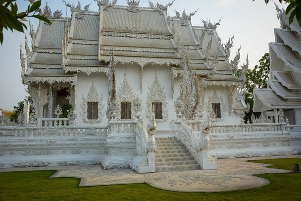 タイ。チェンライ。白寺の美しい景色 - 写真・画像