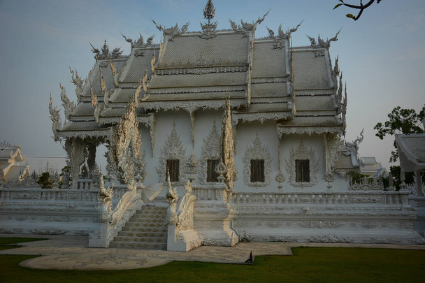 タイ。チェンライ。白寺の美しい景色 - 写真・画像