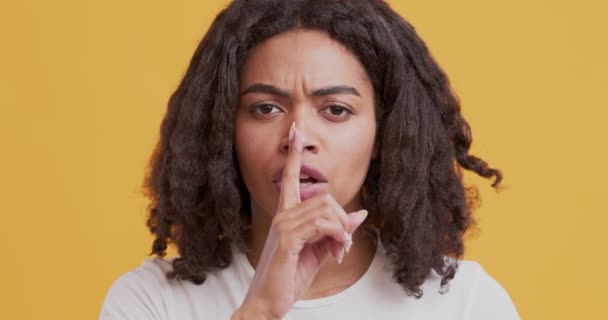 Junge schwarze Frau bittet um Geheimhaltung - Filmmaterial, Video