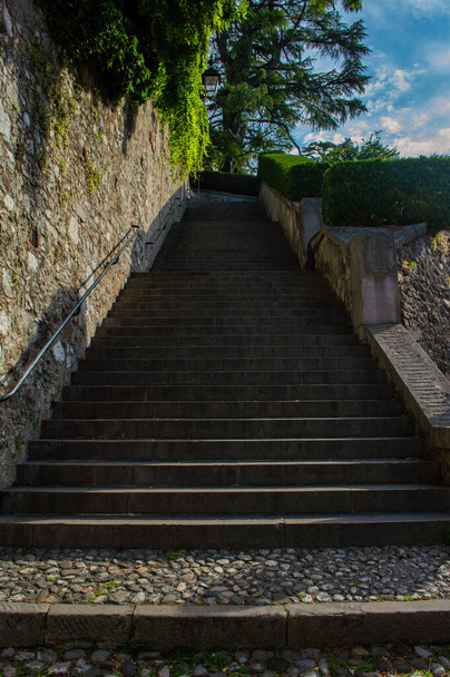 Старі високі кам'яні сходи крупним планом
. - Фото, зображення
