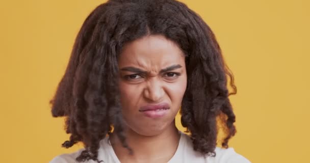 Femme afro-américaine dégoûtée qui éprouve de l'aversion, fronçant les sourcils - Séquence, vidéo