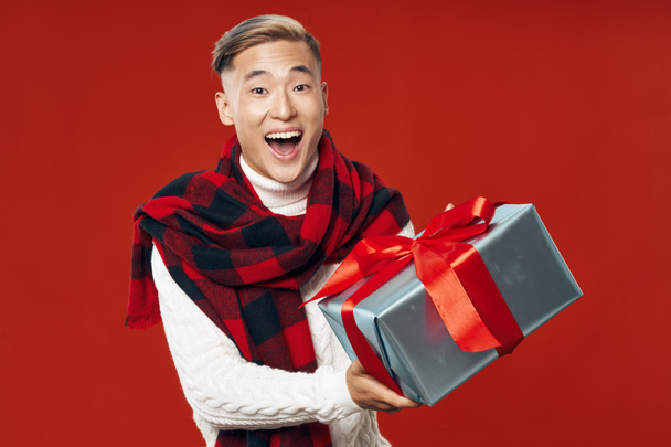 Happy guy gift box holidays fun red background  - Foto, imagen