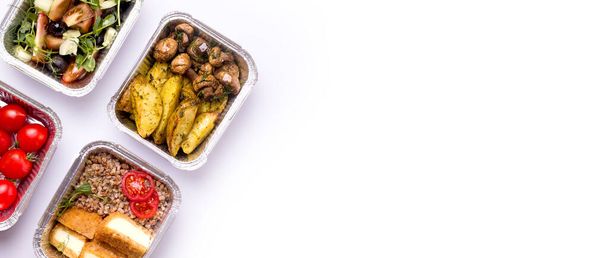 Food Delivery Concept. Cena di funghi con patate e grano saraceno su sfondo bianco. Ricevuto. Bandiera - Foto, immagini