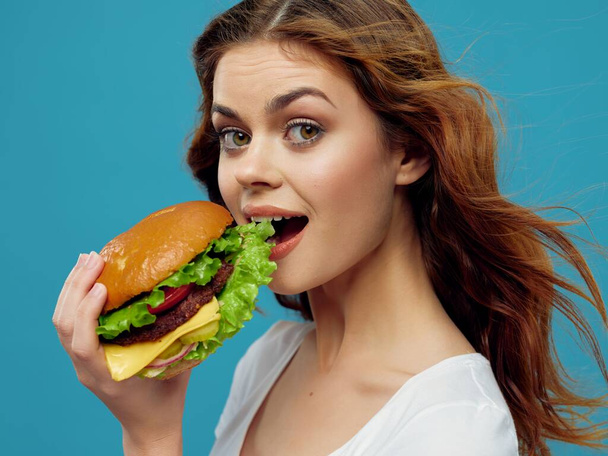 Hamburger mooie vrouw krullend haar - Foto, afbeelding