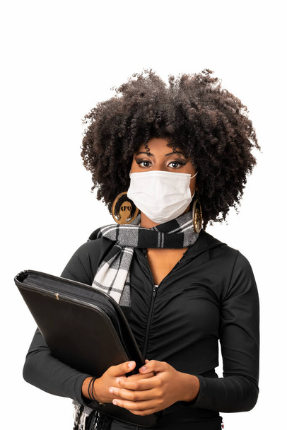 het gebruik van medisch masker als preventie tegen covid-19 coronavirus jong Afrikaans Braziliaans schoonheid meisje  - Foto, afbeelding