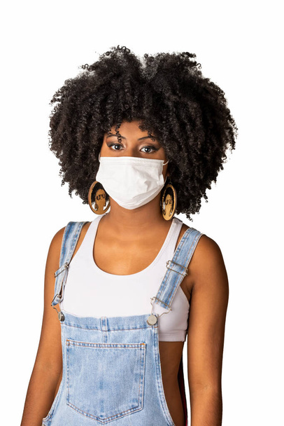 o uso de máscara médica como prevenção contra o covid-19 coronavírus jovem menina de beleza afro-brasileira
  - Foto, Imagem