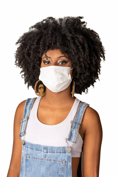 stosowanie maski medycznej jako profilaktyki przeciw covid-19 koronawirusowi młoda afrykańska brazylijska piękna dziewczyna  - Zdjęcie, obraz