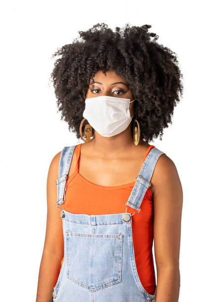 jong meisje draagt beschermend masker bij corona virus pandemie, covid-19 - Foto, afbeelding